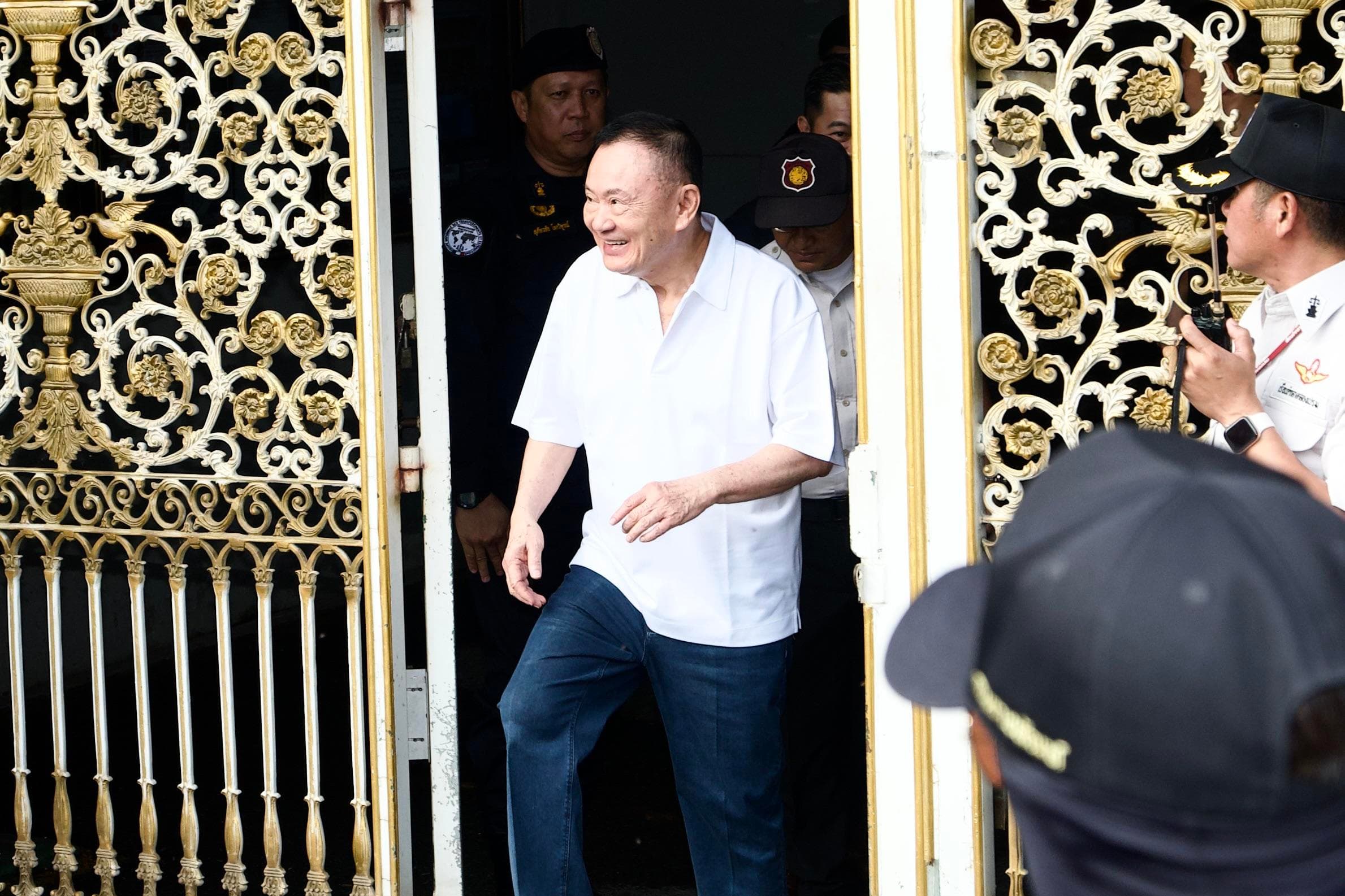 ทักษิณ ชินวัตร กับก้าวแรกสู่อิสระภาพ หลังได้รับการพักโทษ  ออกจากเรือนจำ ท่ามกลางการต้อนรับจากลูก และกลุ่มผู้สนับสนุน