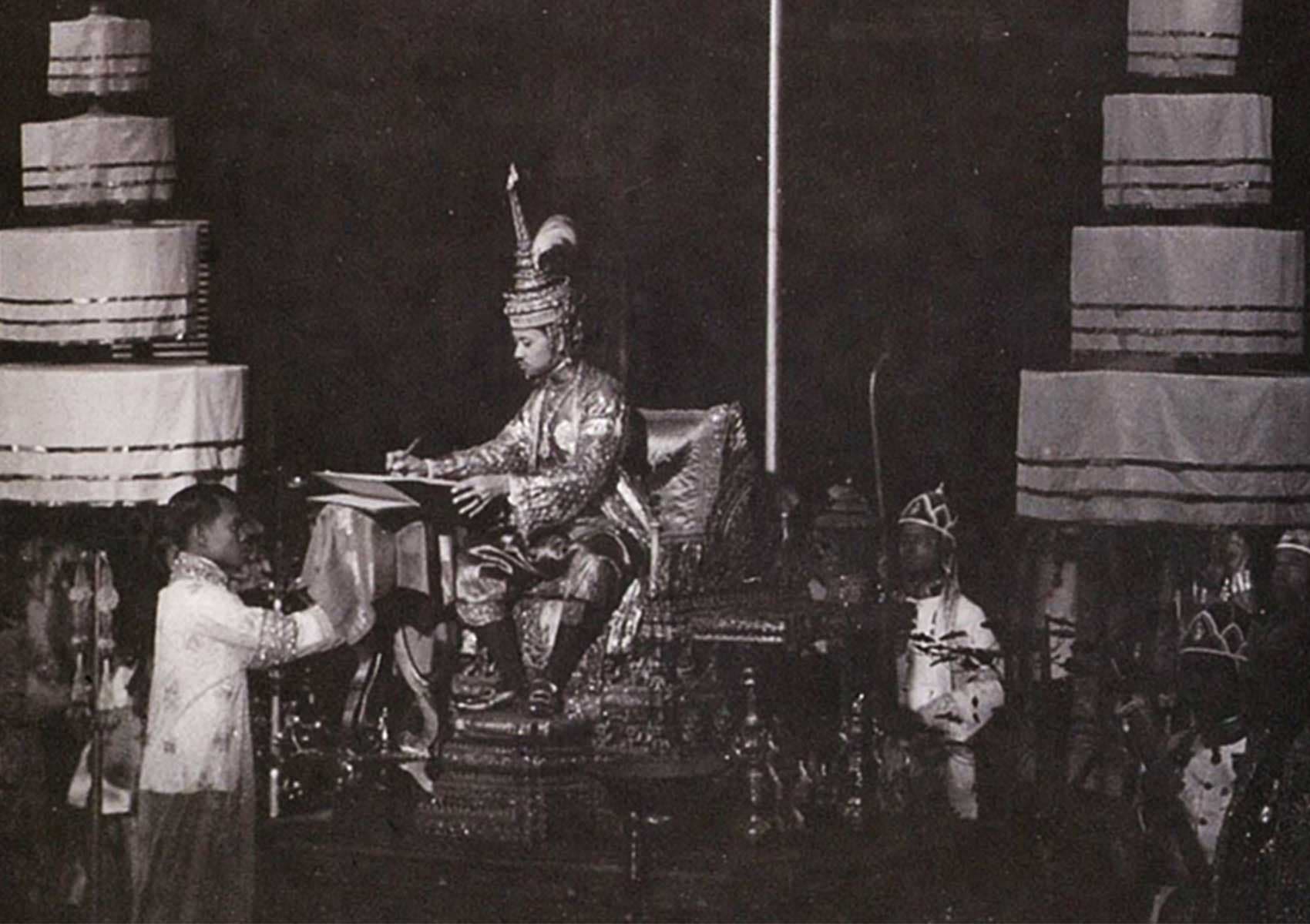 พระบาทสมเด็จพระปกเกล้าเจ้าอยู่หัว พระราชทานรัฐธรรมนูญ