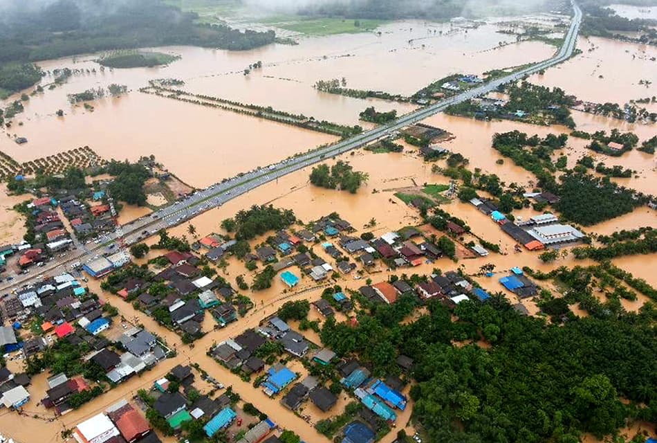 น้ำป่าไหลท่วมเชียงราย 5 อำเภอ กระทบ 4 พันครัวเรือน ปภ.เตือน จ.น่าน เฝ้าระวัง
