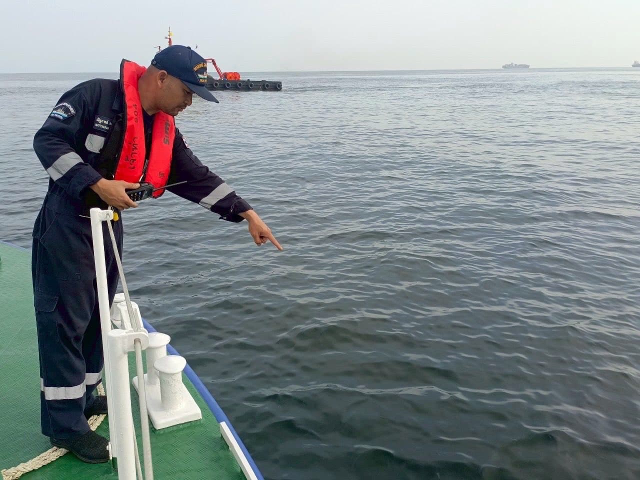 สถานการณ์น้ำมันดิบรั่วไหลจากเรือ Phoenix Jamnagar บริเวณท่าเรือบริษัทไทยออยล์ จำกัด (มหาชน) ศรีราชา จังหวัดชลบุรี / กรมเจ้าท่า