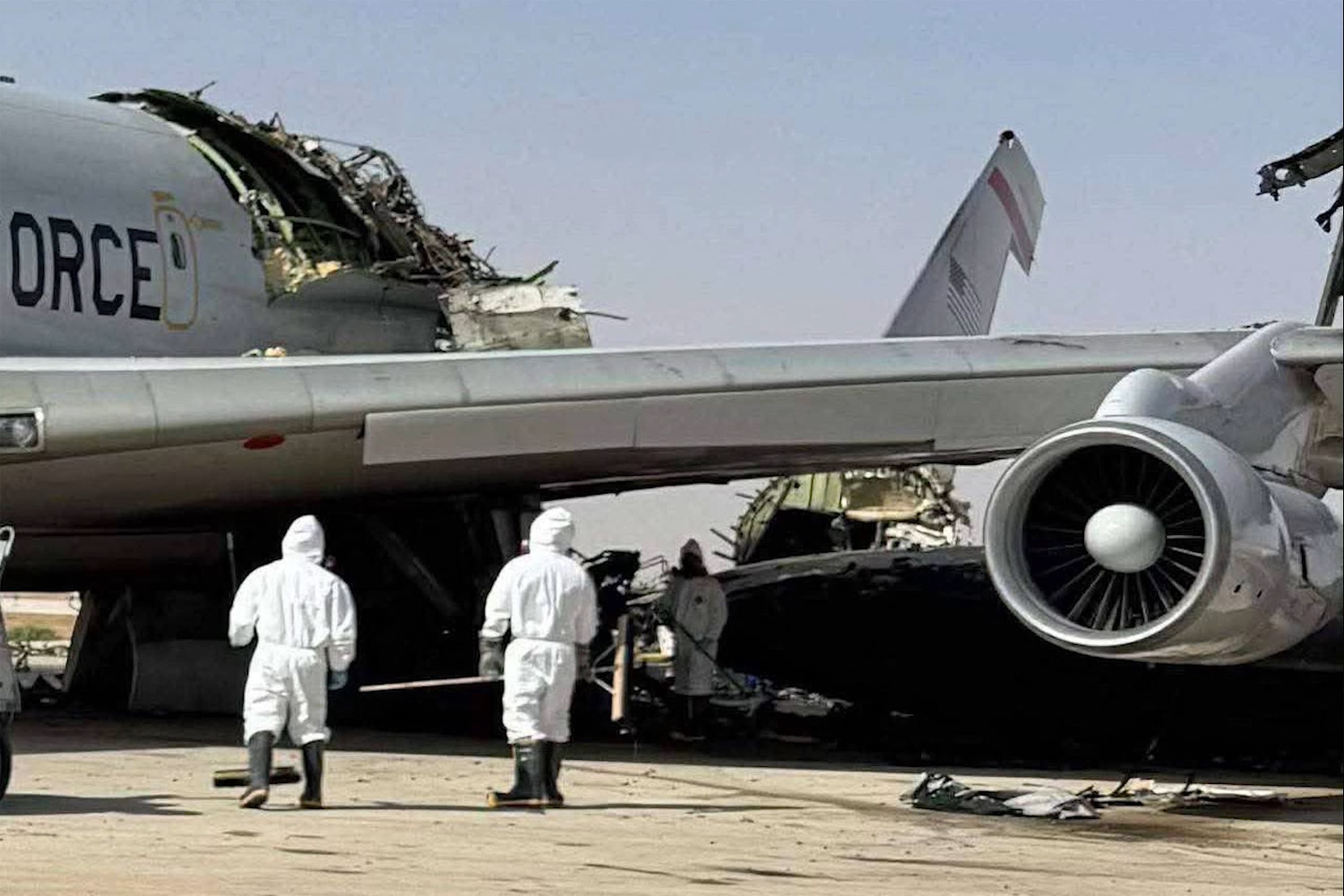 ภาพที่ผู้ใช้สร้างขึ้น (UGC) นี้ถูกโพสต์บนโซเชียลมีเดียเมื่อวันที่ 29 มีนาคม 2026 และได้รับการตรวจสอบโดยเจ้าหน้าที่ AFP ปรากฏให้เห็นเป็นภาพเครื่องบินระบบเตือนภัยและควบคุมทางอากาศ (AWACS) ของกองทัพอากาศสหรัฐฯ ที่ถูกทำลายหลังการโจมตีด้วยขีปนาวุธที่ฐานทัพอากาศเจ้าชายสุลต่านในซาอุดีอาระเบีย Photo by - / UGC / AFP