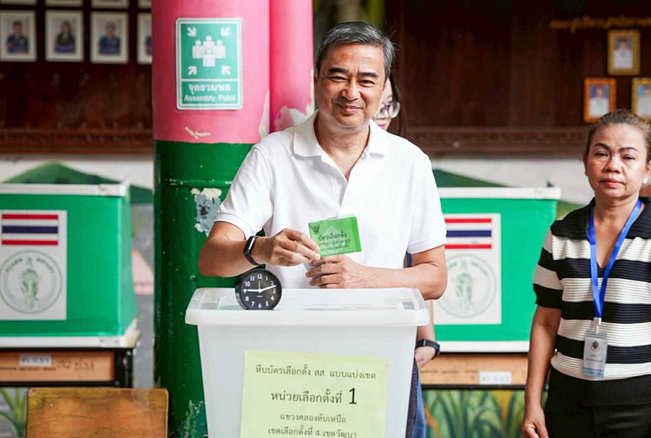 ‘อภิสิทธิ์‘ ใช้สิทธิ ‘เลือกตั้ง-ประชามติ’ บอก ดีใจคนตื่นตัวมาใช้สิทธิเยอะ