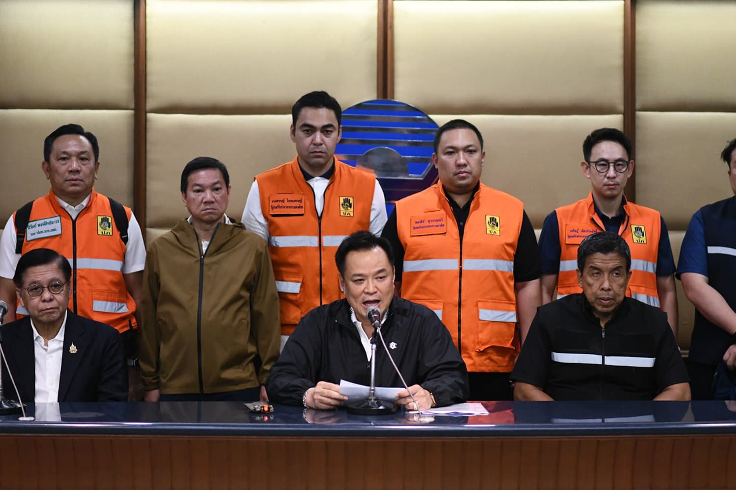 ‘นายกฯ’ ให้คำมั่น นำความปกติสุขกลับคืน ระดมรับมือน้ำท่วม ลงพื้นที่ให้กำลังใจ ปชช.