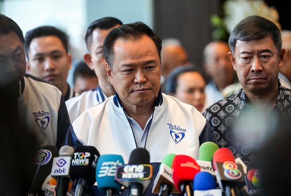 Photo Story : ผนึกกำลังบ้านใหญ่ 'คุณปลื้ม - ศิลปอาชา' เข้าร่ม 'ภูมิใจไทย'