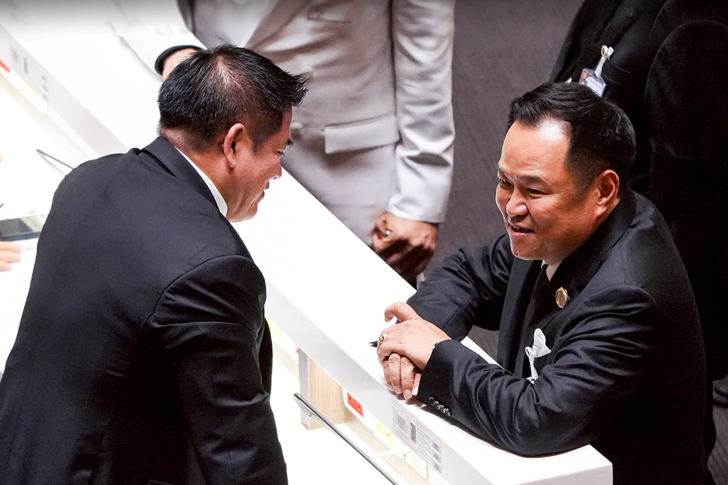 Photo Story :‘อนุทิน’ ปรี่ทักทาย ‘ธรรมนัส’ กลางสภา