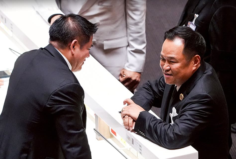Photo Story :‘อนุทิน’ ปรี่ทักทาย ‘ธรรมนัส’ กลางสภา
