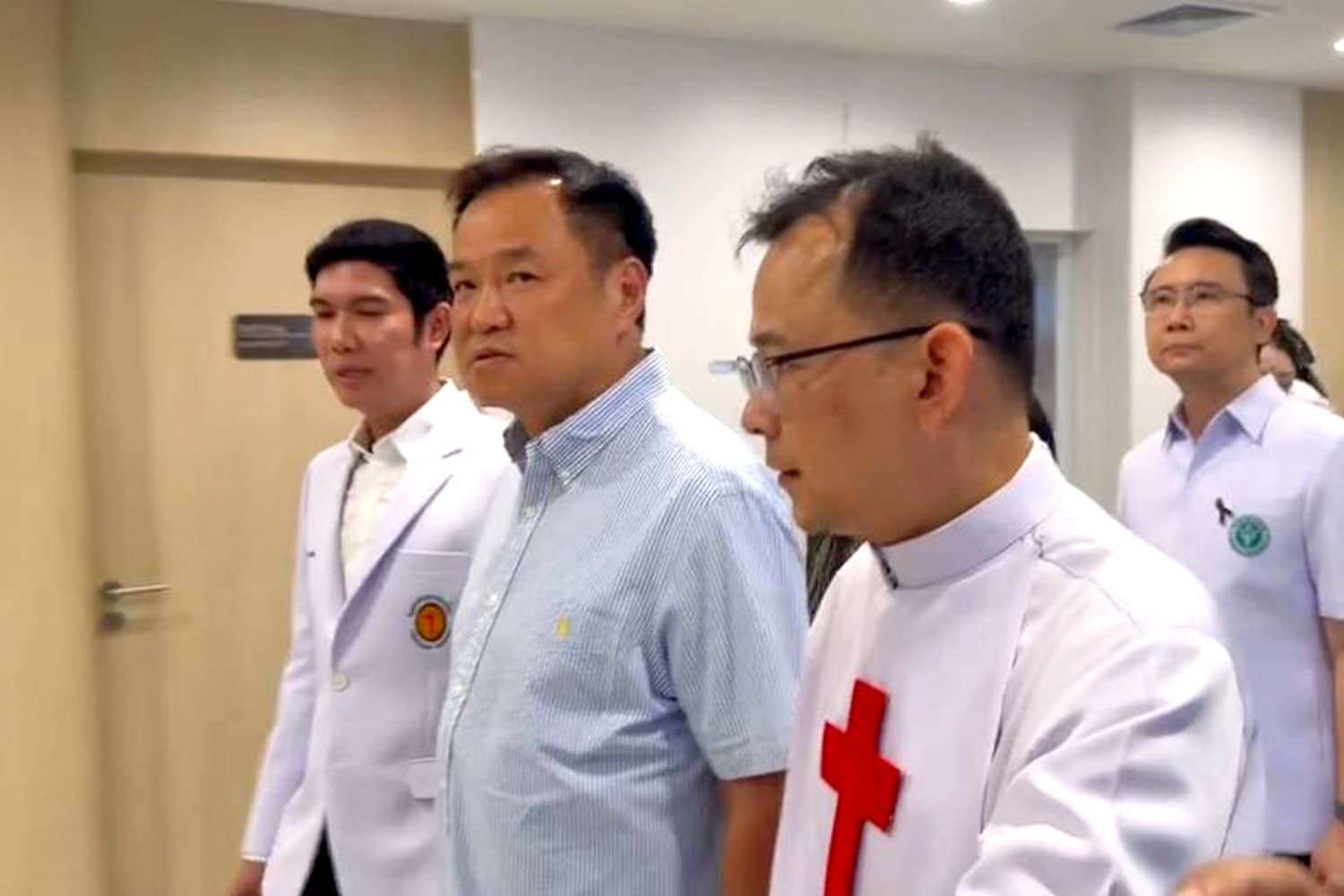 ‘นายกฯ’ รุดเยี่ยมผู้ได้รับบาดเจ็บ เหตุรถไฟชนรถเมล์ รพ.คามิลเลียน