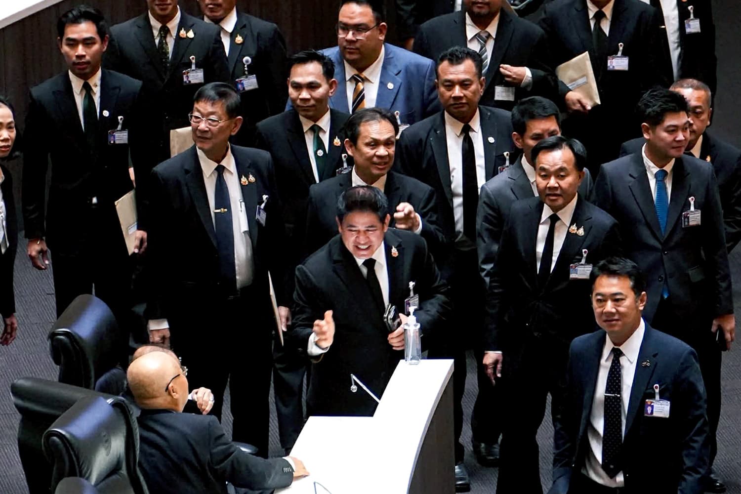 ‘กล้าธรรม’ ลงมติกลางๆ โหวต ปธ.สภาฯ ‘ธรรมนัส-นฤมล’ ไม่บังคับโหวต ให้ถามใจตัวเอง