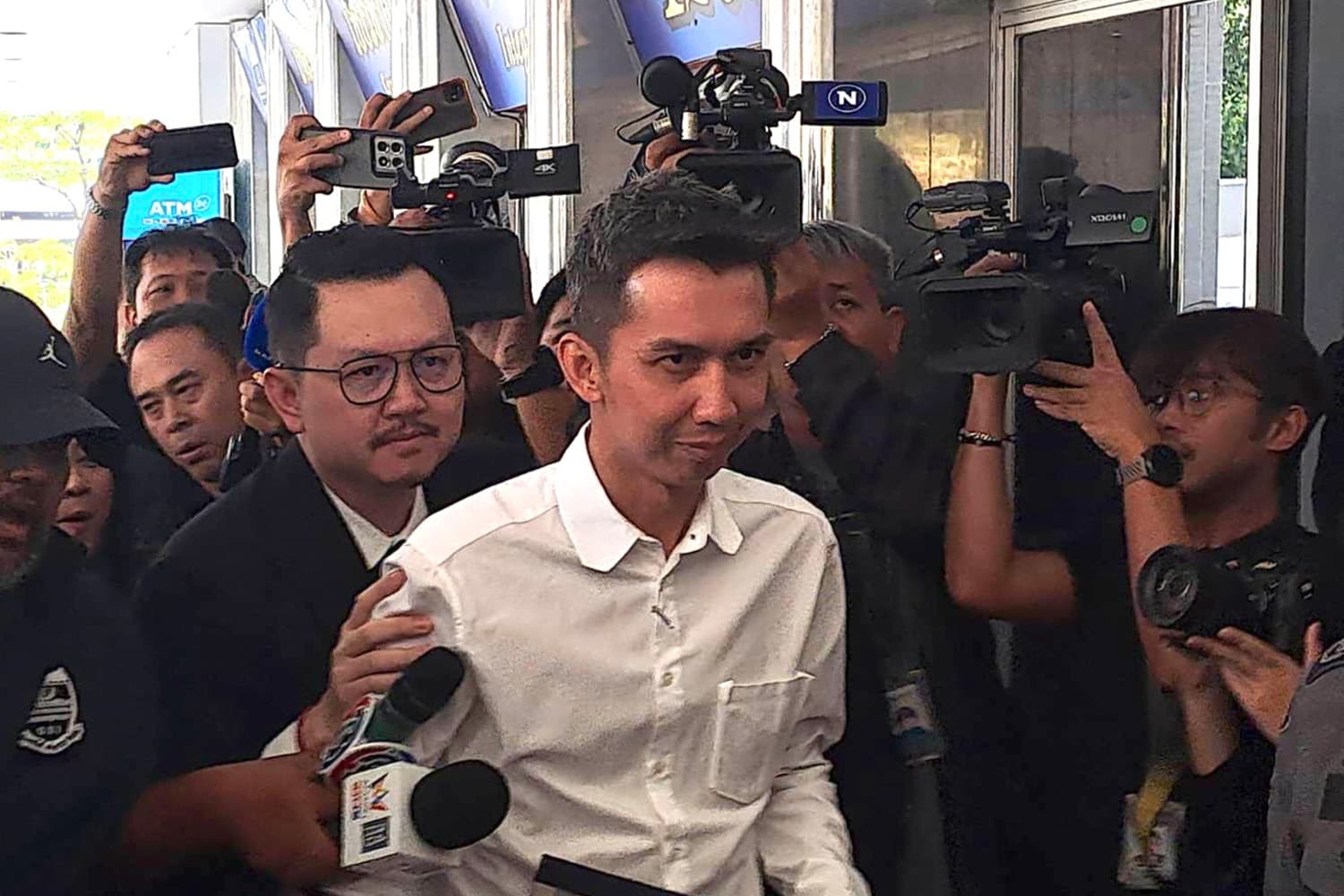 DSI นำตัว ‘ชนนพัฒฐ์’ ส่ง ‘ศาลอาญา’ ฝากขัง ยังไร้เอกสิทธิ สส. คุ้มครอง