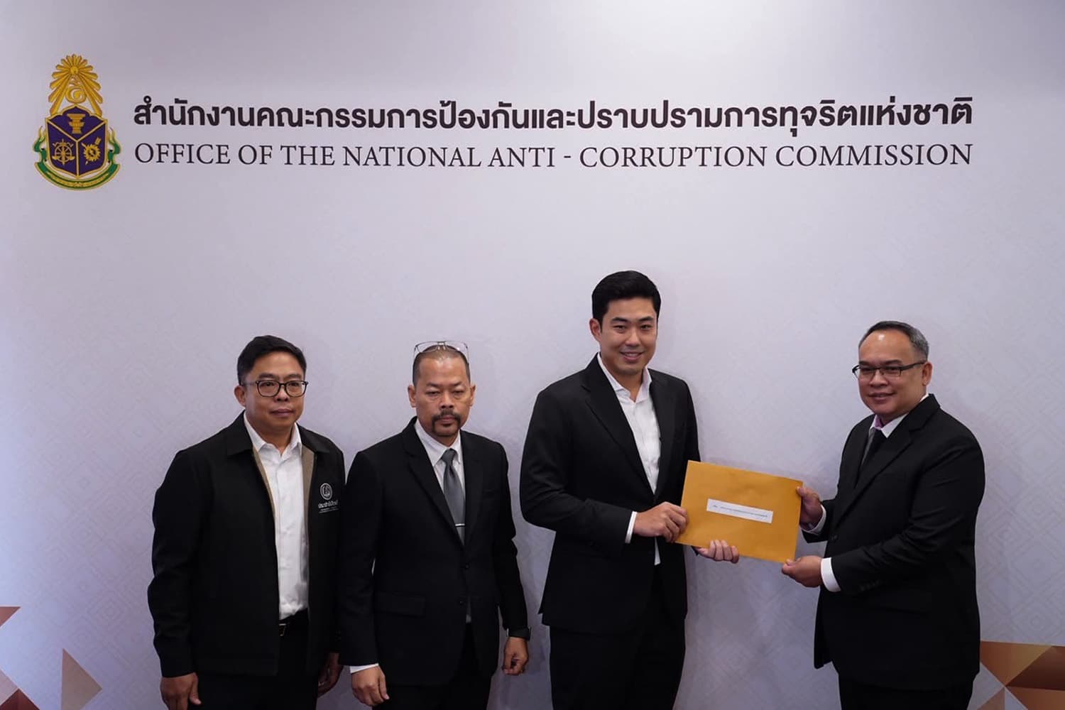 ปชป. แฉโกงสอบ ‘รัฐวิสาหกิจ’ พฤติการณ์จ่ายเงินไม่ต่ำกว่า 5 ปี โยง ขรก.ระดับสูง-การเมือง