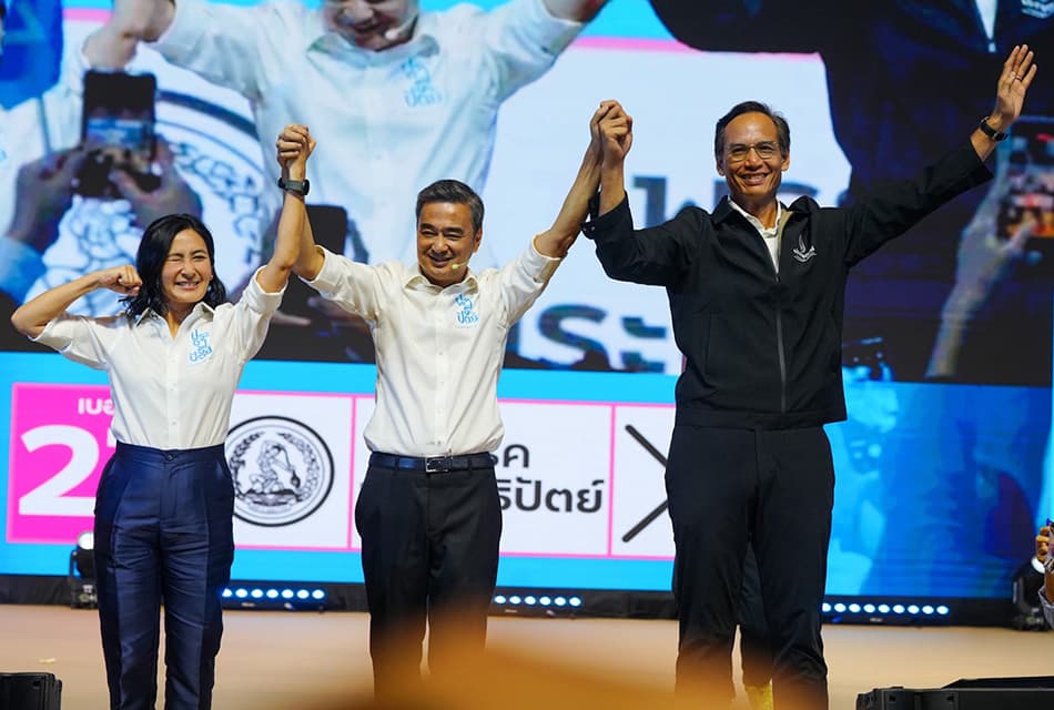 Photo Story : อภิสิทธิ์' ชี้ประเทศถึงจุดตาย ต้องมีทางรอดที่ปลอดภัย