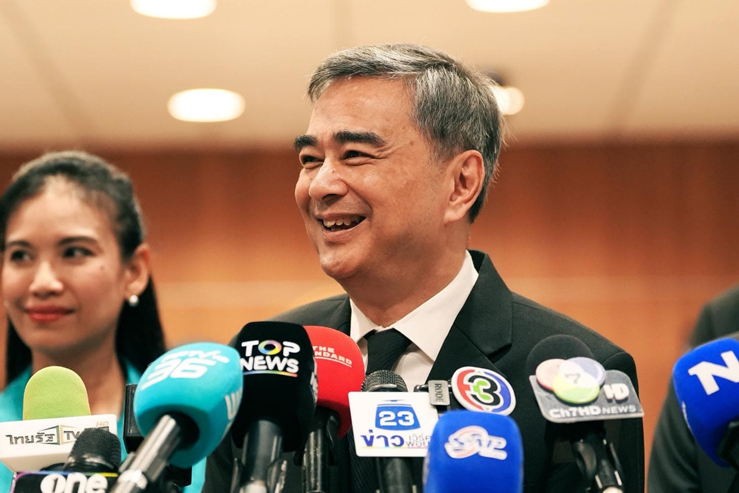‘สวนดุสิตโพล’ เผย ข่าวร้าย ‘อภิสิทธิ์’ บทบาทฝ่ายค้านแซง ‘ไอซ์-เท้ง’