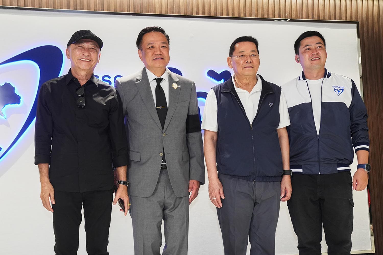 Photo Story : บ้านใหญ่แน่นคับ ‘ภท.’ ‘นายกฯ เบี้ยว’ ควงลูกชายย้ายค่ายซบ