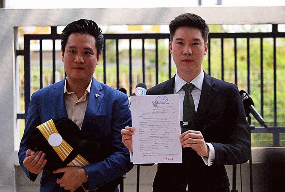 'ปชน.' ฟ้อง '7 เสือ กกต.-เลขาฯ-ผอ.สนับสนุน'