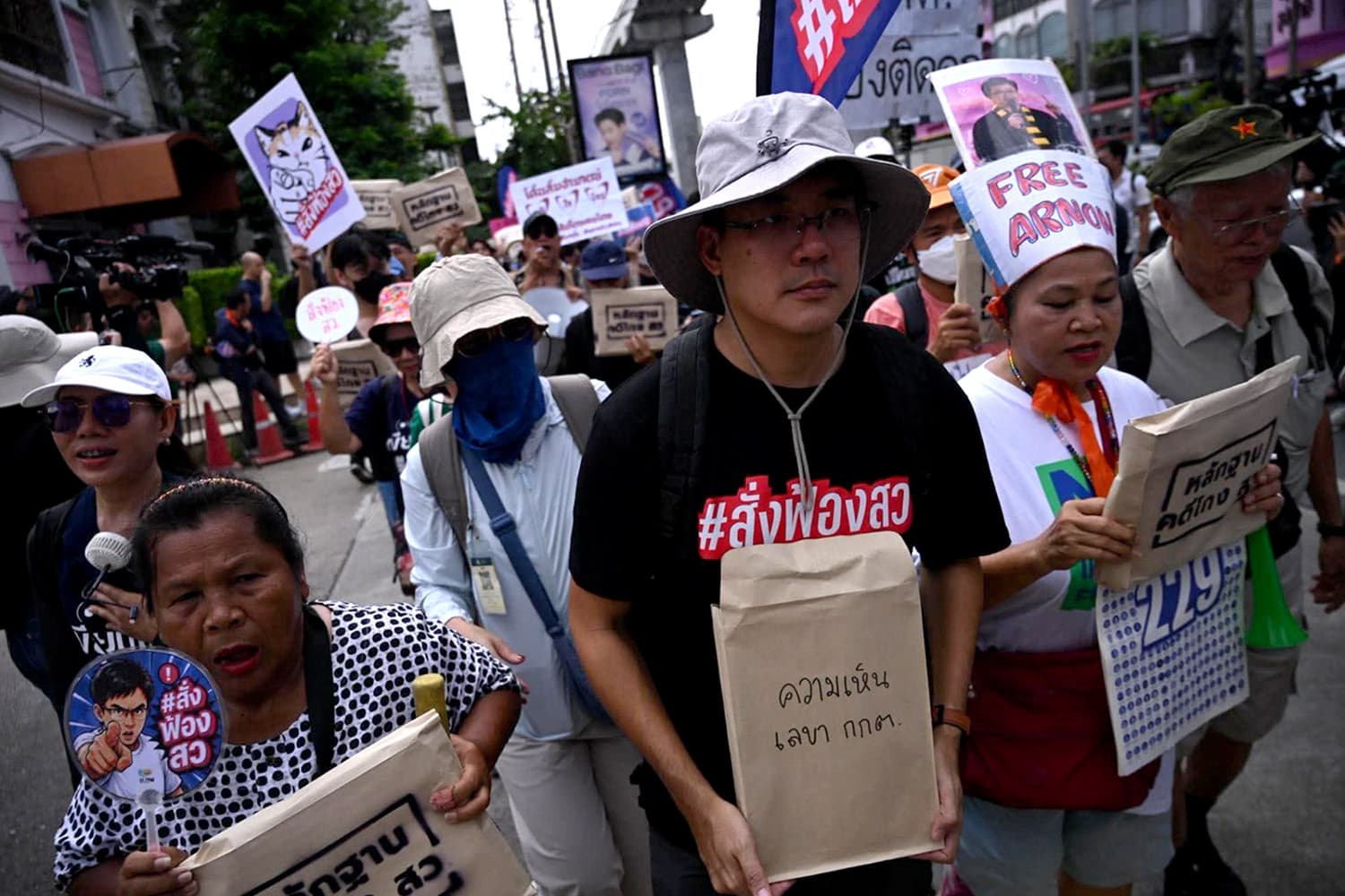 Photo Story ‘iLaw’ แสดงพลังครั้งสุดท้าย เริ่มขบวน สั่งฟ้อง 229 ‘คดีฮั้ว สว.’