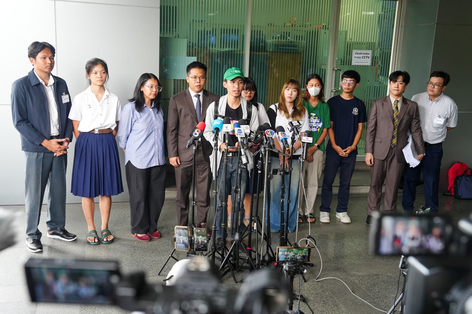 Photo Story 'นิสิต-นักศึกษา' ยื่นศาลปกครองกลาง วินิจฉัย 'บัตรเลือกตั้งมีบาร์โค้ด'