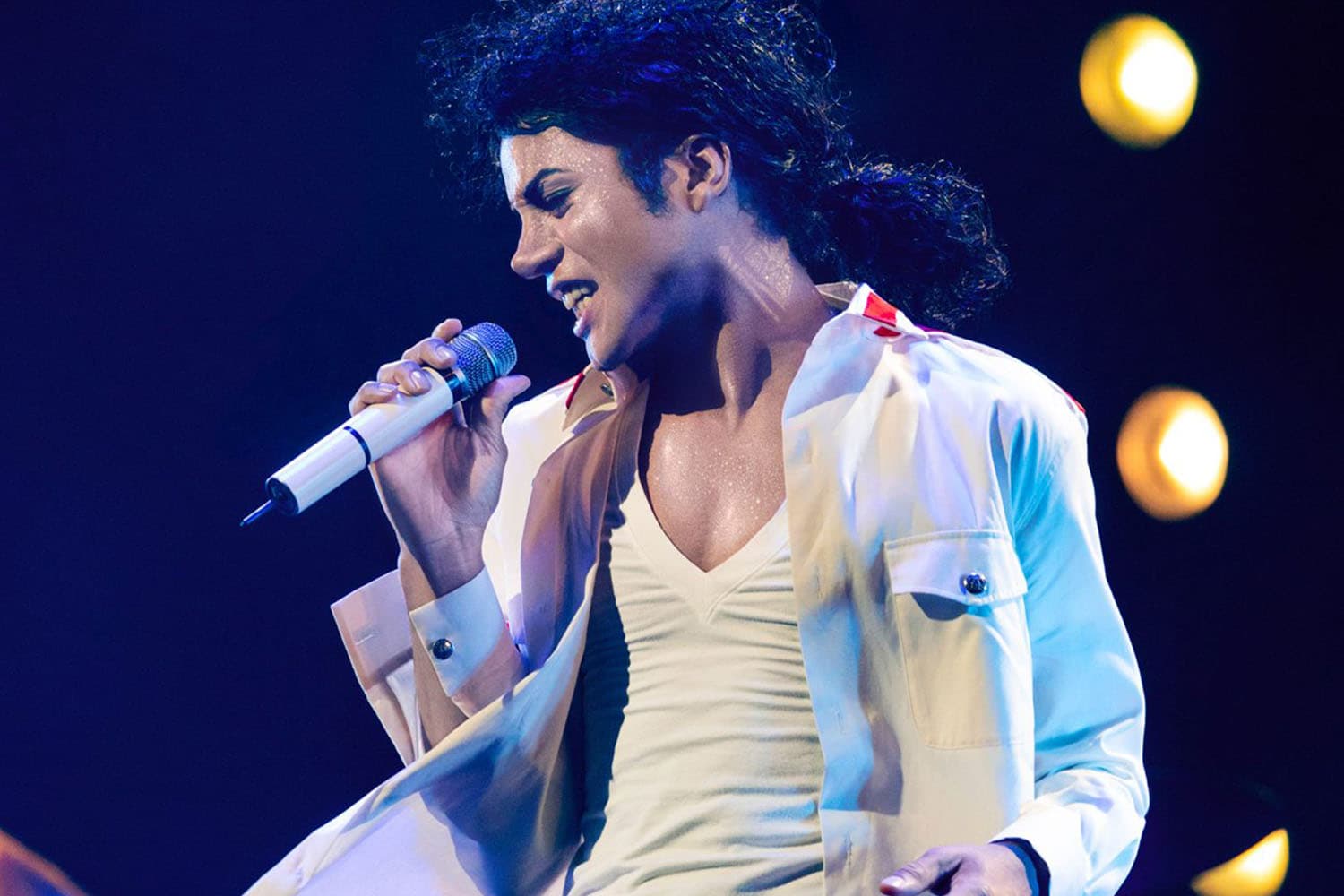 เบียวเกินครับพี่! แฟนลุกมาเต้นมูนวอล์คกลางโรงหนังระหว่างดู Michael