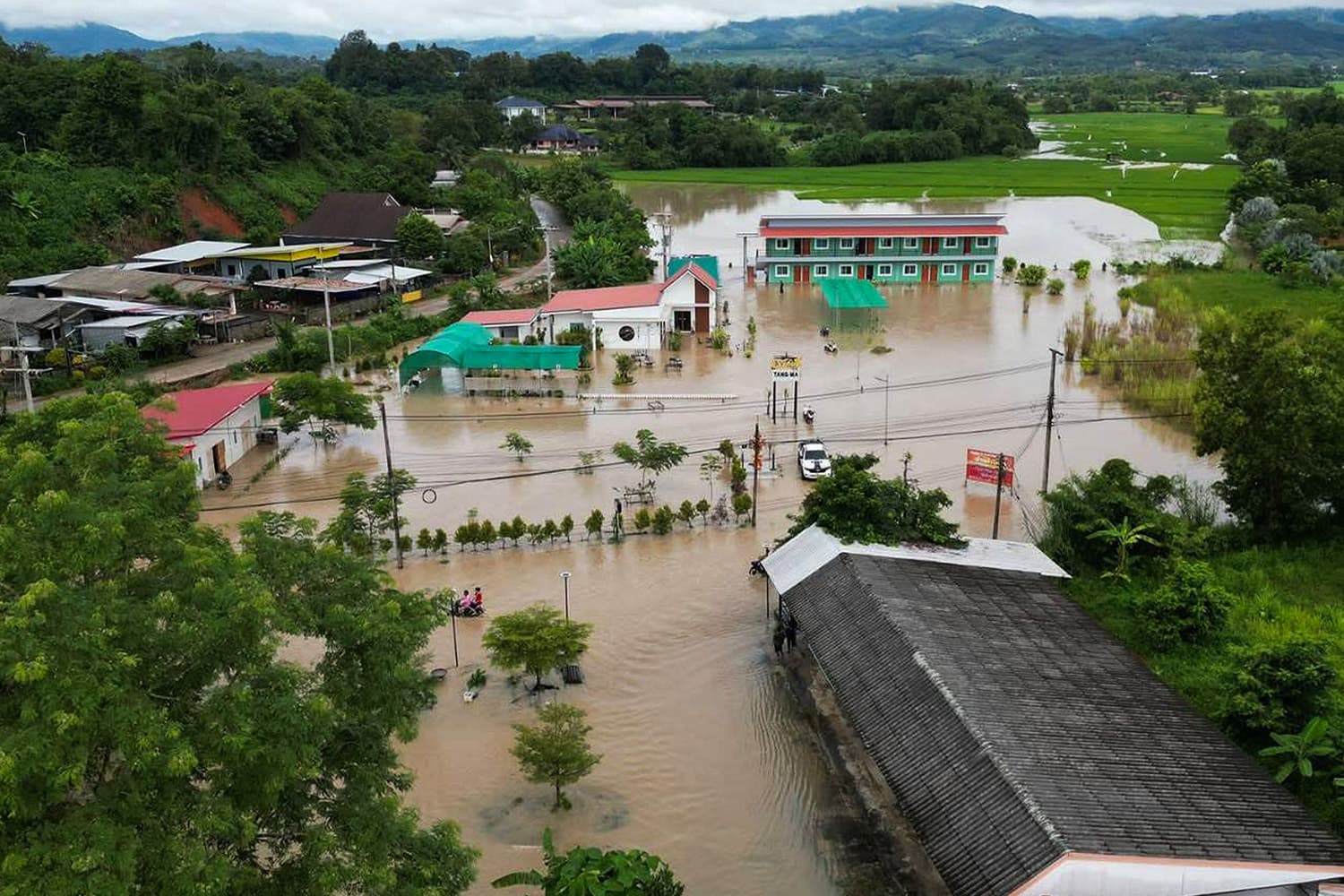 น้ำท่วม ‘แม่ฮ่องสอน’ เส้นทางถูกตัดขาด เจ้าหน้าที่ทหารส่งถุงยังชีพทางอากาศช่วยเหลือราษฎร