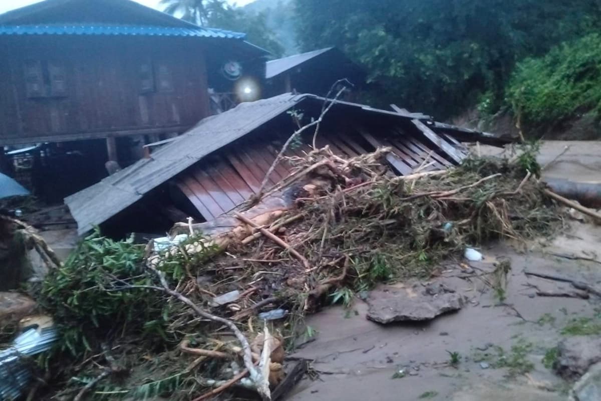 Flood-situation-in-Mae Hong Son-Ayutthaya-Roads-SPACEBAR-Photo03.jpg