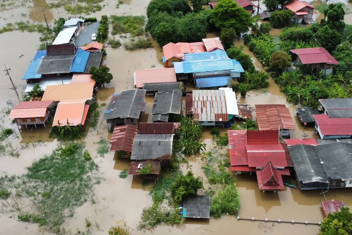 Flood-situation-in-Mae Hong Son-Ayutthaya-Roads-SPACEBAR-Photo04-1.jpg