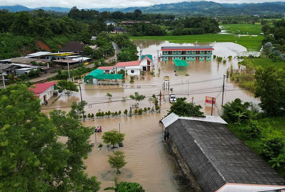 น้ำท่วม ‘แม่ฮ่องสอน’ เส้นทางถูกตัดขาด เจ้าหน้าที่ทหารส่งถุงยังชีพทางอากาศช่วยเหลือราษฎร