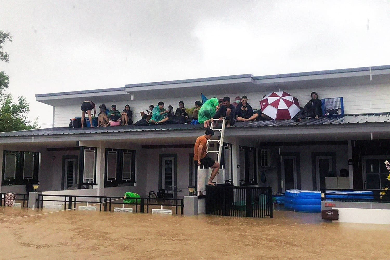 ภาคใต้ตอนล่างน้ำท่วมยังหนัก ฝนยังไม่หยุดตก ความช่วยเหลือเข้าไม่ถึงหลายจุด