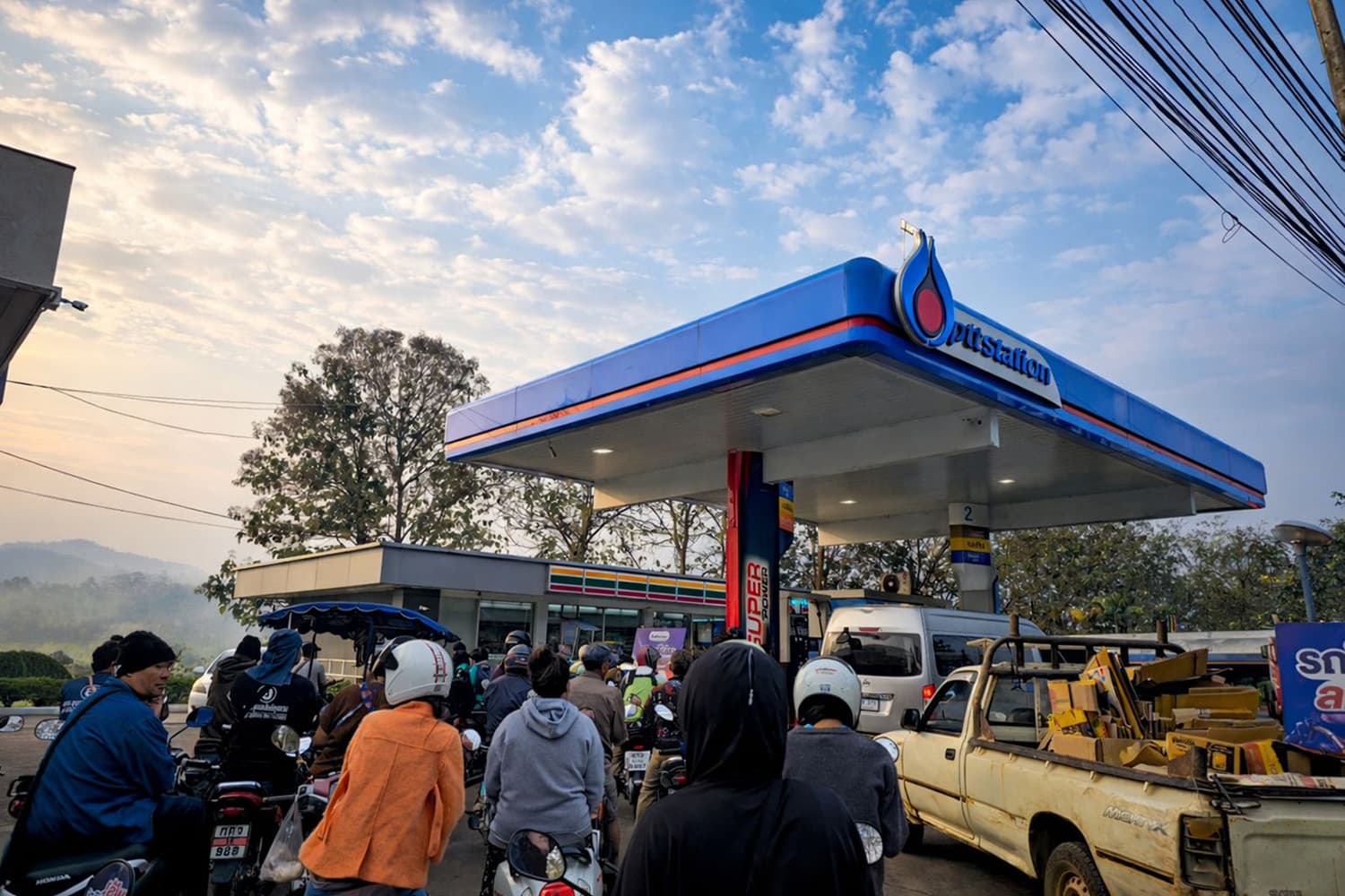 ‘แม่ฮ่องสอน’ หวั่นวิกฤตน้ำมันเชื้อเพลิงขาดแคลน! แตกตื่นแห่เติมน้ำมันเกลี้ยงปั๊มทั้งเมือง