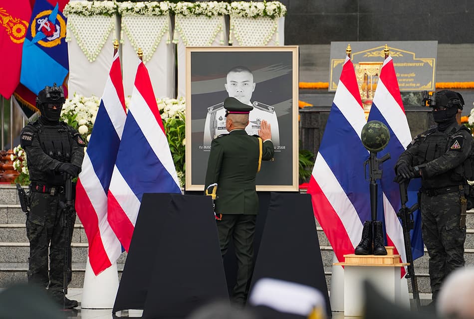 ‘กองทัพไทย’ จัดพิธีสดุดี 15 ทหารกล้า อาลัย 14 เหยื่อผู้บริสุทธิ์ เหตุสู้รบไทย-กัมพูชา