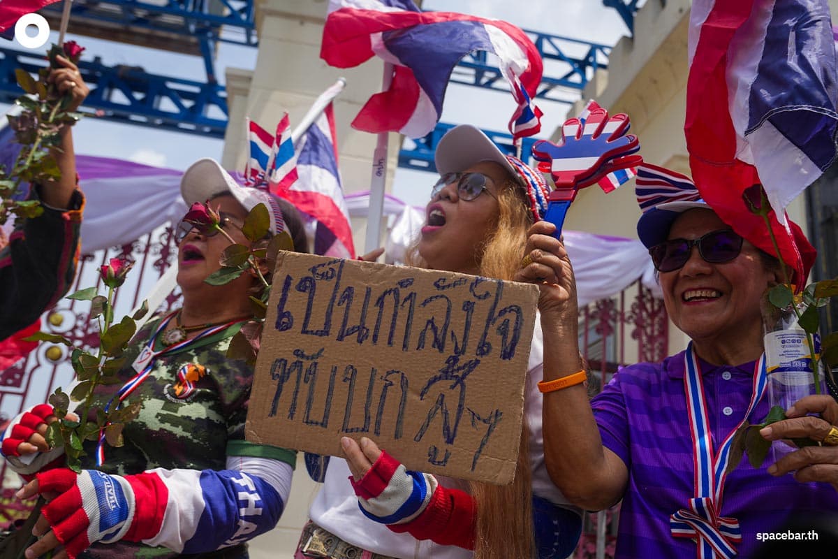 Mob-encourages-Royal-thai-army-SPACEBAR-Photo03.jpg