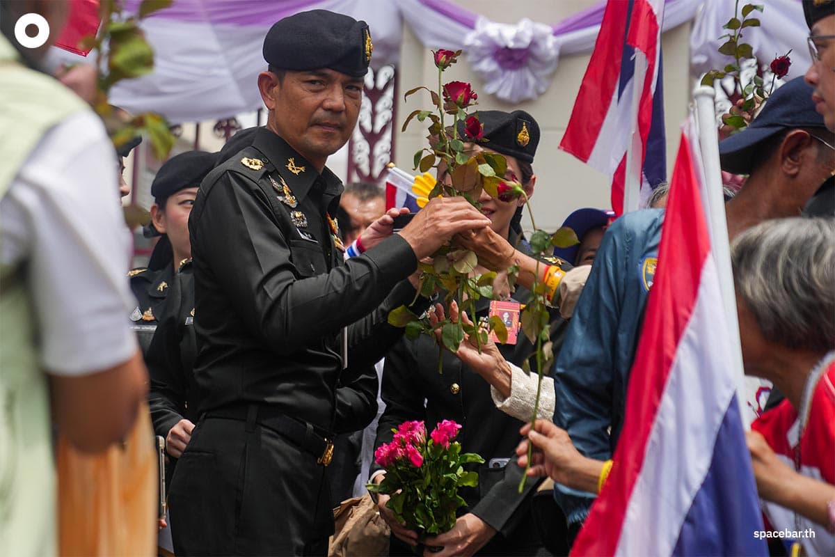 Mob-encourages-Royal-thai-army-SPACEBAR-Photo06.jpg