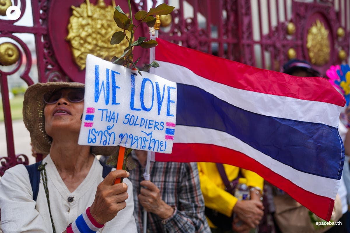 Mob-encourages-Royal-thai-army-SPACEBAR-Photo08.jpg
