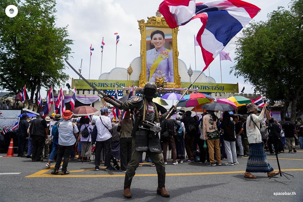 Mob-encourages-Royal-thai-army-SPACEBAR-Photo09.jpg