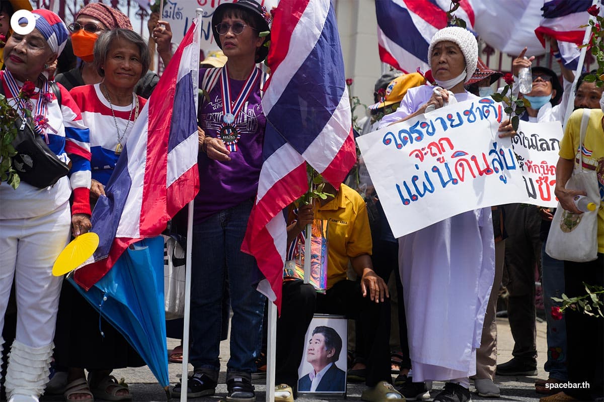 Mob-encourages-Royal-thai-army-SPACEBAR-Photo10.jpg