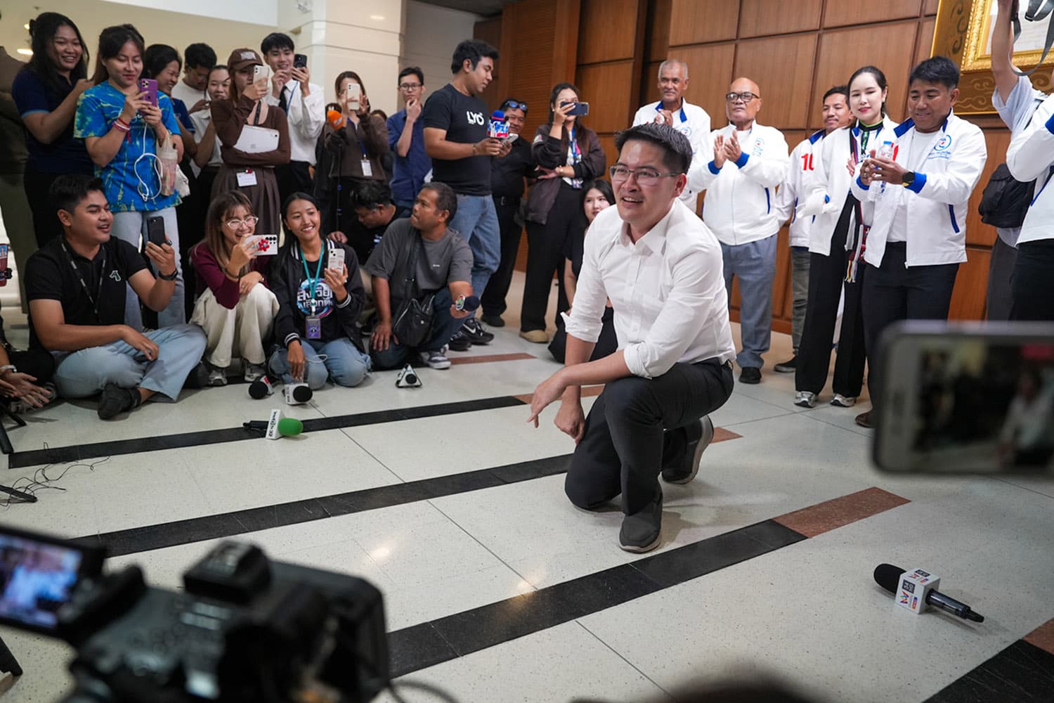 ‘เต้’ พบ กกต. ยัน ‘นโยบายพรรค’ ทำได้จริง ผมอาจเป็น ‘ไอน์สไตน์’ กลับมาเกิดใหม่