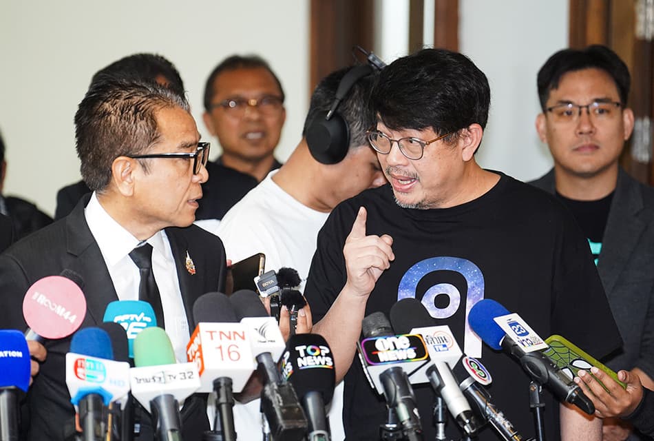 Photo Story ‘ยิ่งชีพ - บก.ลายจุด’ บุกตามล่า ‘แสวง’ คุยปม ‘ประชามติ’