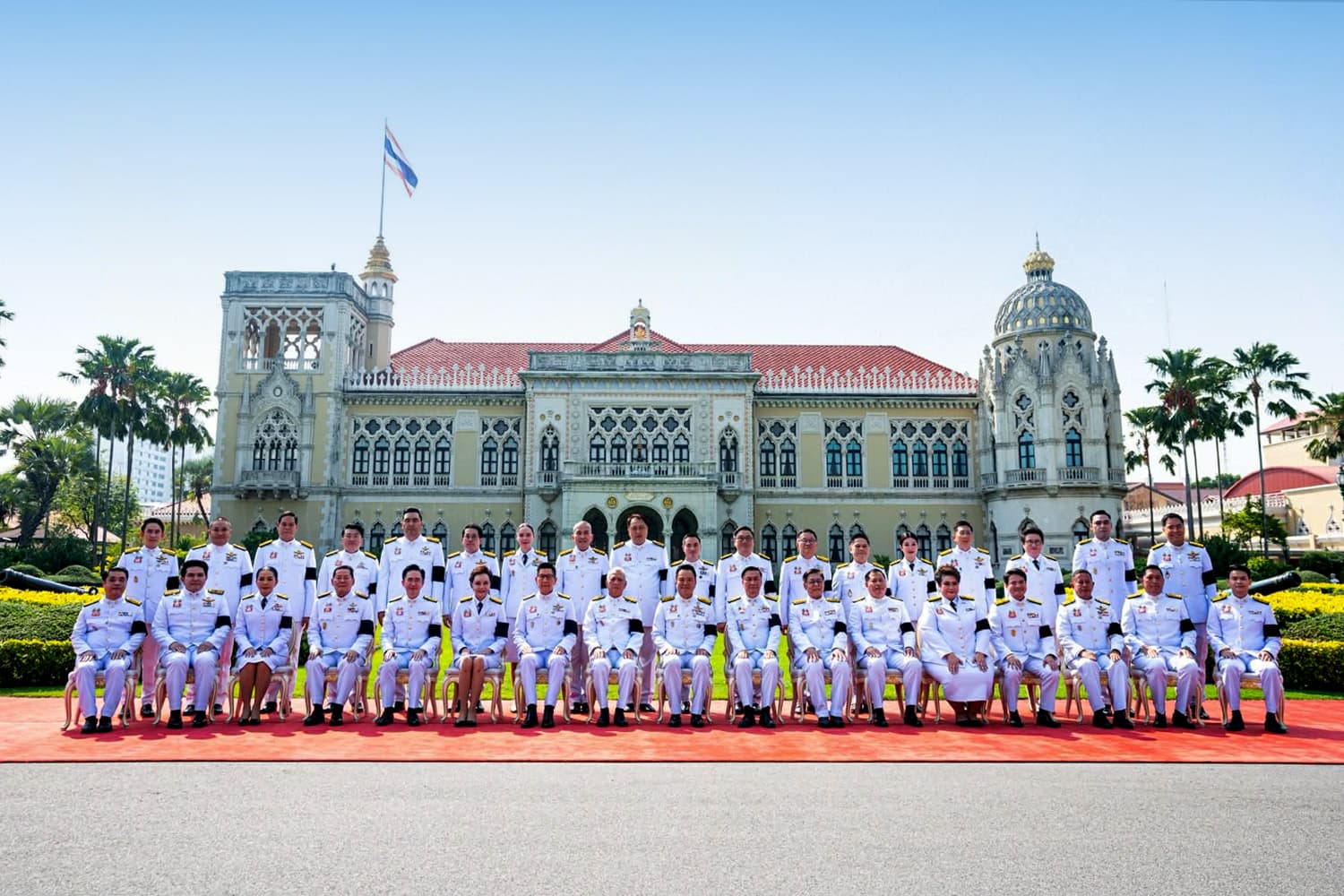 นายกฯ นำ ‘ครม.ชุดใหม่’ ถ่ายภาพหมู่ หน้าตึกไทยคู่ฟ้า