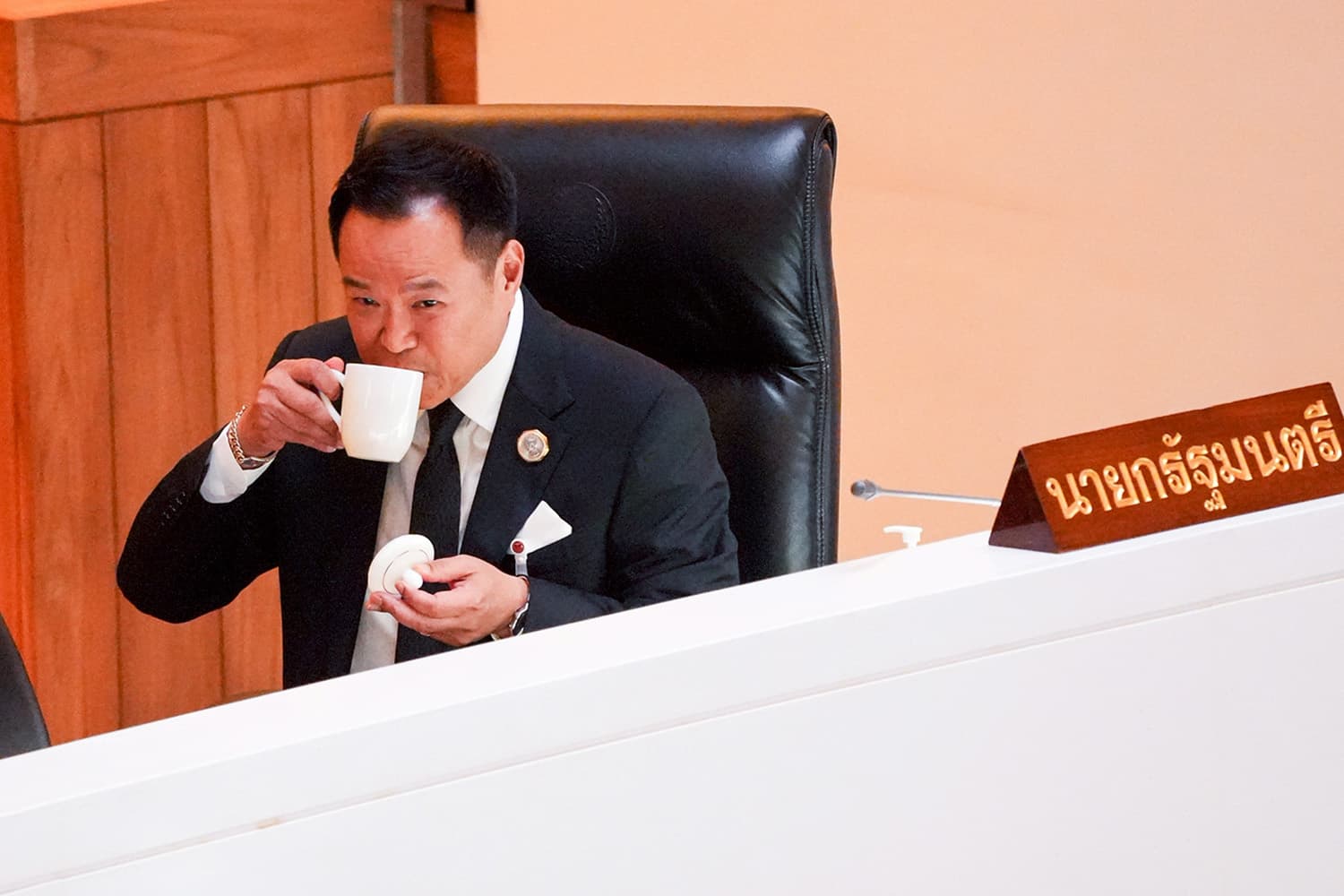 Photo Story ‘นายกฯ’ จิบน้ำรอ ก่อนแถลงนโยบาย ขณะ สส.เข้าประชุมพร้อมหน้า