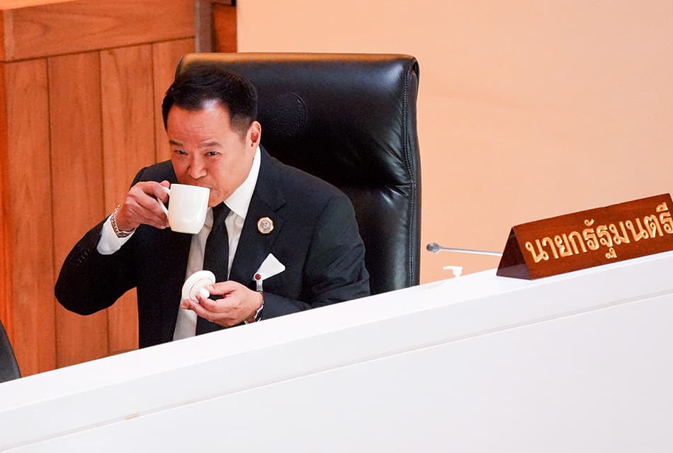 Photo Story ‘นายกฯ’ จิบน้ำรอ ก่อนแถลงนโยบาย ขณะ สส.เข้าประชุมพร้อมหน้า