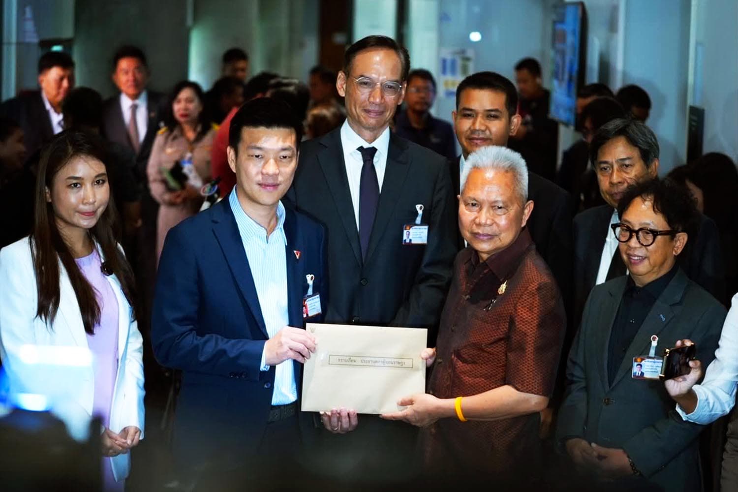 เงินเยียวยาเป็นตัวประกัน! ‘ฝ่ายค้าน’ ยื่นส่ง ศาล รธน.  ยับยั้ง 2 แสนล้าน ปรับโครงพลังงาน