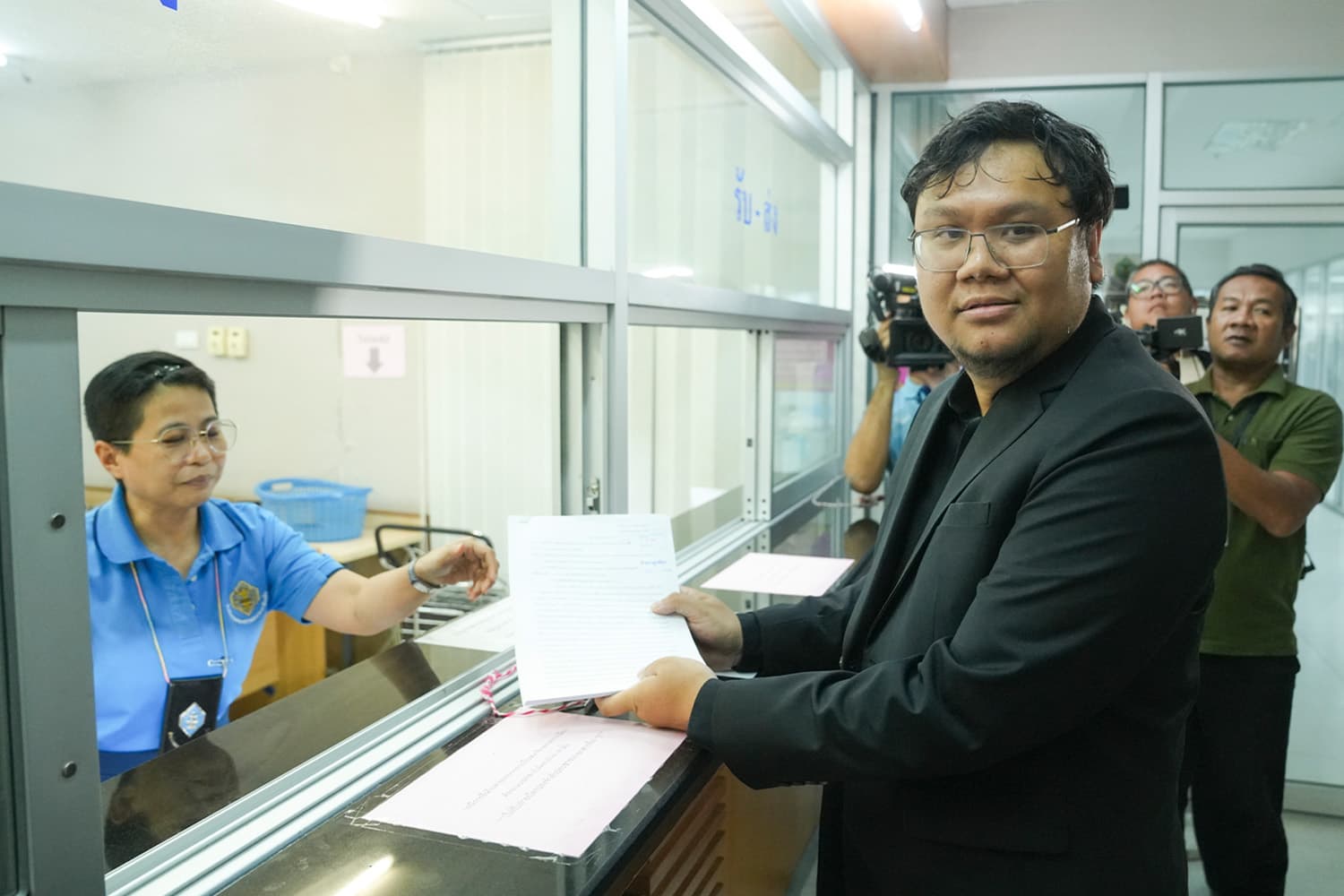 Photo Story : ‘ร้องยุบเพื่อไทย-พรรคร่วมฯ’ กล่าวหา ‘นายกฯ’ ทำลายความมั่นคง