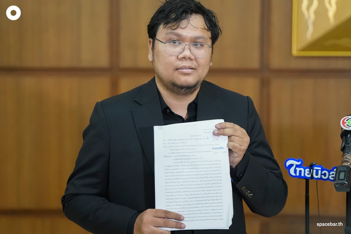 People-call-for-the-Pheu-Thai-Party-to-be-dissolved-SPACEBAR-Photo02.jpg