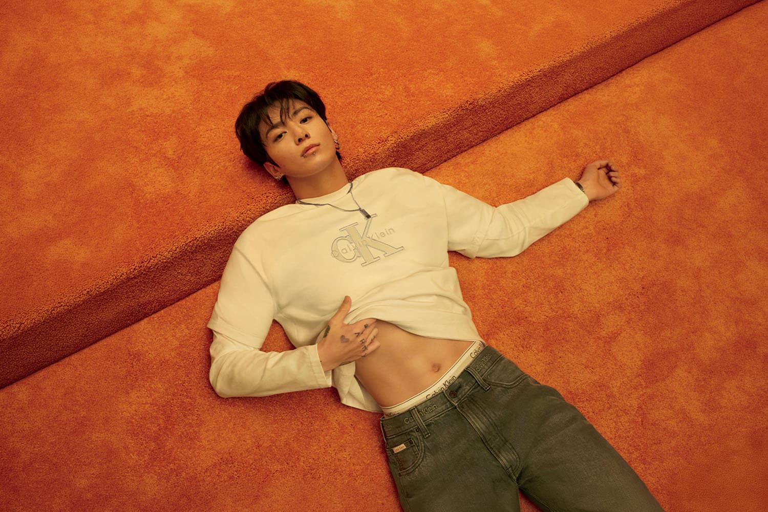 ARMY เสียเงินอีกแล้ว! ‘จองกุก BTS’ โชว์หุ่นสุดเซ็กซี่ในยีนส์คอลฯ ใหม่ของ Calvin Klein