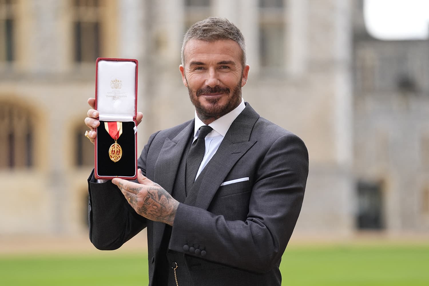 เซอร์เบ็คแฮม! รวมภาพชื่นมื่น เบ็คแฮม รับพระราชทานยศ ‘เซอร์’