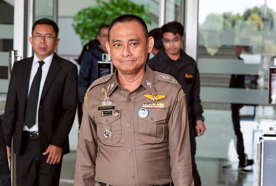 ‘บิ๊กเต่า’ หอบสำนวนหมื่นหน้า ยื่น ป.ป.ช. ฟัน ‘คดีสินบนทองคำ’ ไร้กลั่นแกล้ง ‘บิ๊กโจ๊ก’