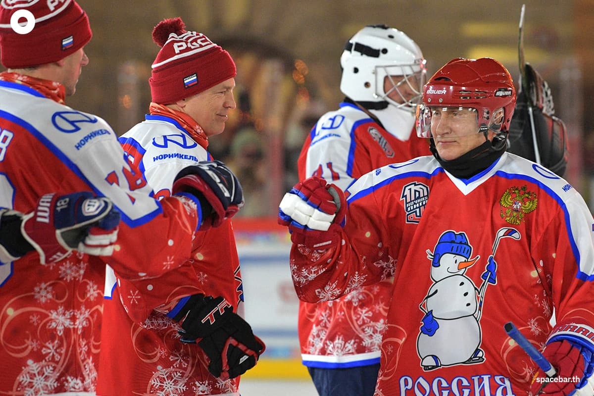 ปูตินเข้าร่วมการแข่งขันนัดกระชับมิตรของ Night Hockey League บนลานน้ำแข็งที่จัตุรัสแดงในมอสโก เมื่อวันที่ 25 ธันวาคม 2019 Photo by Alexey DRUZHININ / SPUTNIK / AFP