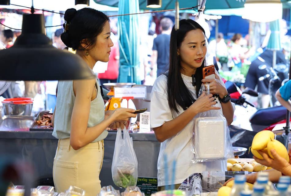 ‘ไอซ์’-‘ช่อ’ ลุย ตลาดท่าน้ำนนท์ พบ พ่อค้า-แม่ค้าบ่น ซบเซา ฟาด รัฐต้องประหยัดไม่ใช่ประชาชน