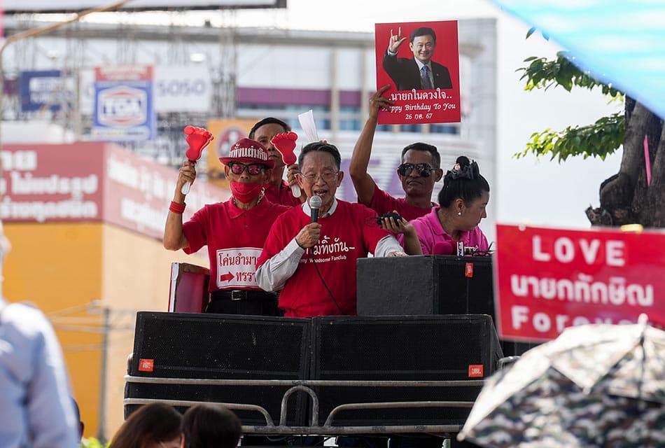 Photo Story : ‘คนเสื้อแดง’ อีสาน 20 จว. ปักหลักให้กลจ. ‘ทักษิณ’ หน้าเรือนจำคลองเปรม
