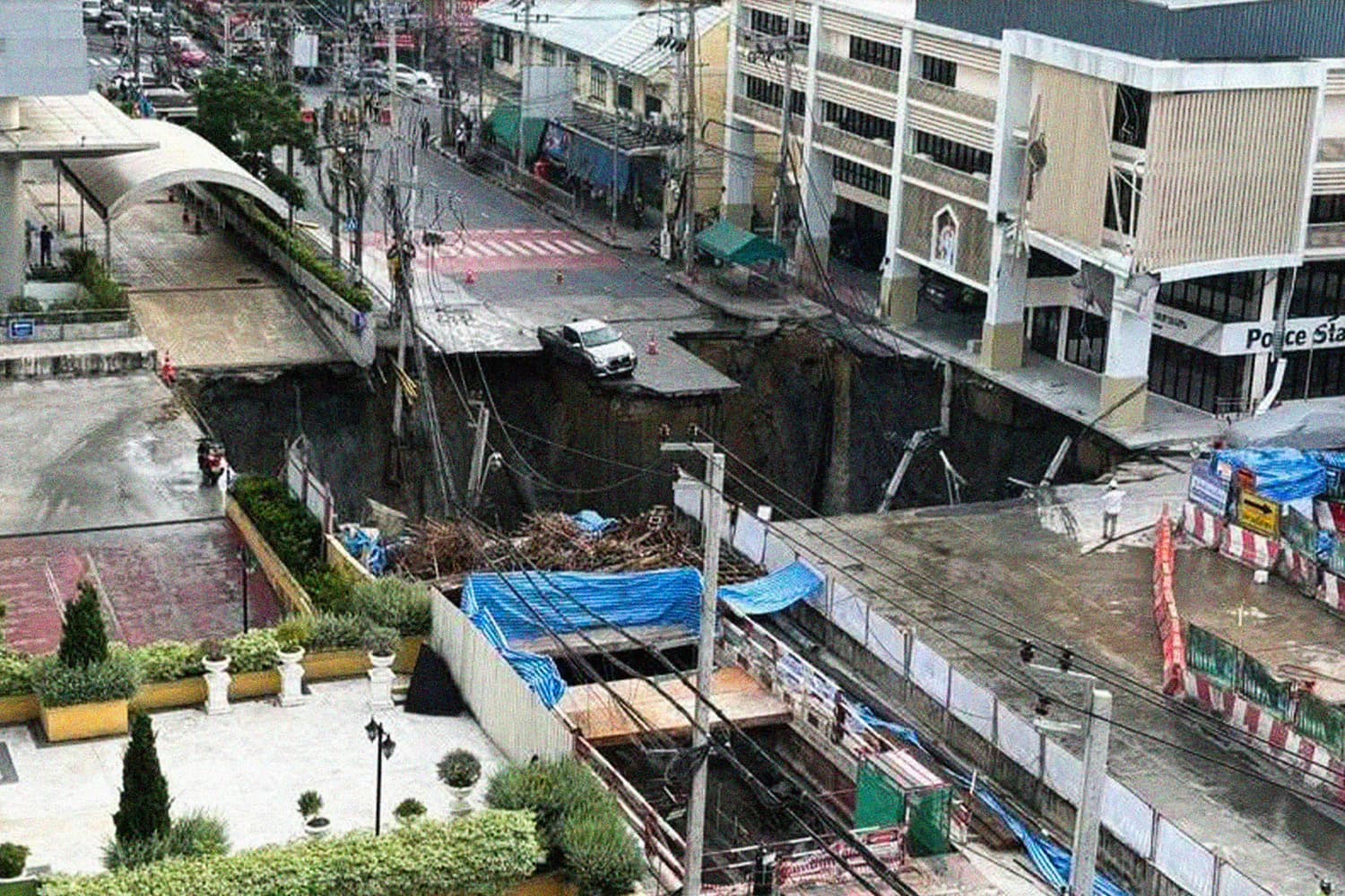 ถนนทรุด! หน้าวชิรพยาบาล ‘ผู้ว่าฯกทม.’ รุดตรวจสอบ ถกหน่วยงานเกี่ยวข้องวางแผนเร่งแก้ปัญหา