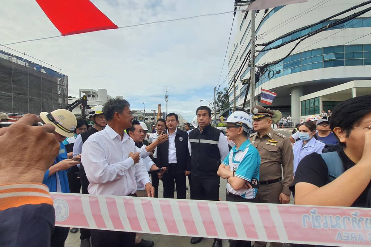 Road-collapses-In-front-of-Vajira-Hospital-Bangkok-SPACEBAR-Photo01.jpg