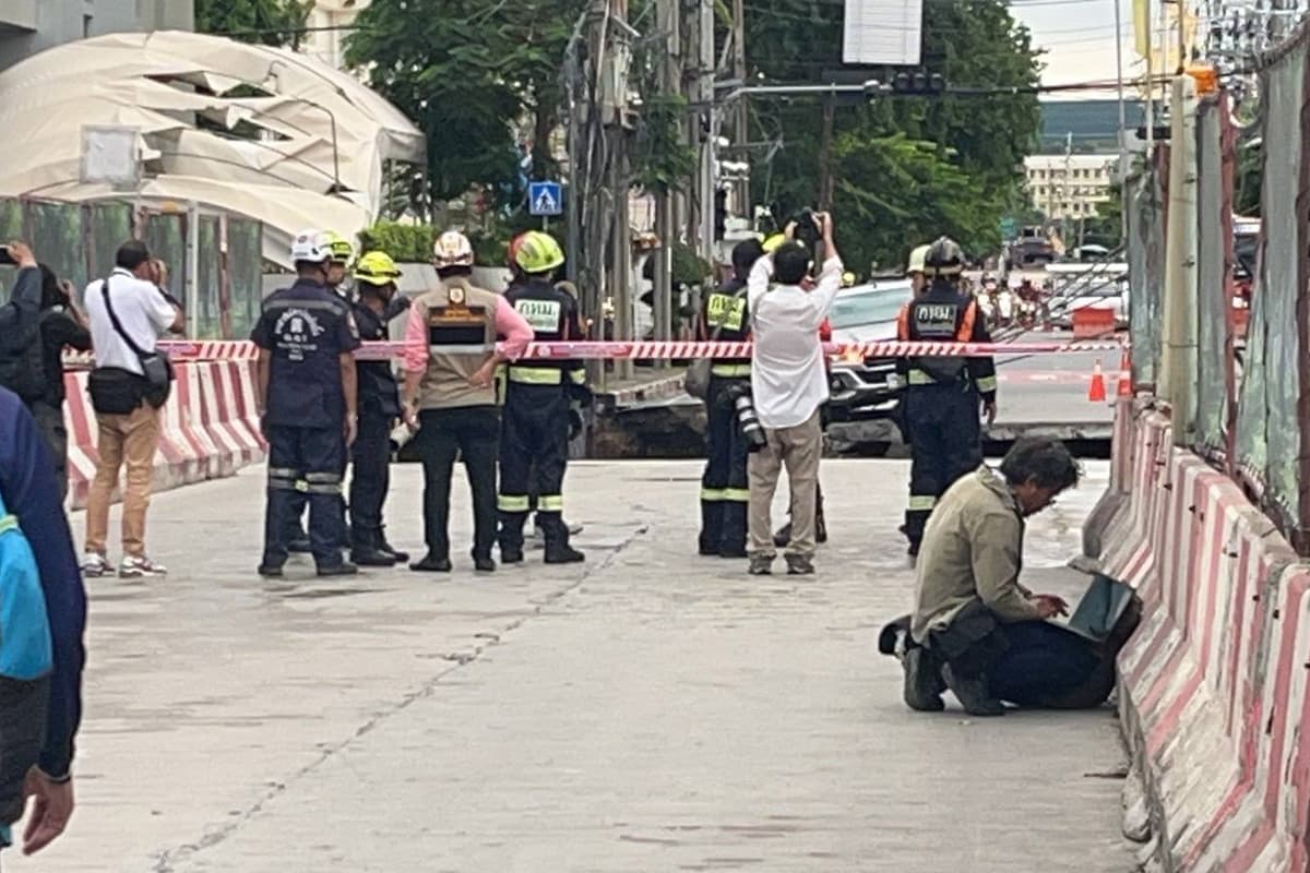 Road-collapses-In-front-of-Vajira-Hospital-Bangkok-SPACEBAR-Photo03-1.jpg